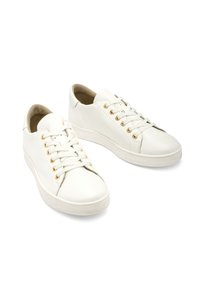 Białe skórzane sneakersy z złotymi oczkami, okrągłym noskiem i płaską gumową podeszwą, charakteryzujące się fakturowanym wykończeniem i klasycznym sznurowaniem.