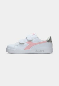 Baskets blanches avec des accents roses, présentant un dessus en synthétique lisse, des sangles Velcro, un talon texturé et une semelle en caoutchouc.