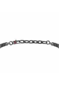 Bracciale a catena di metallo con maglie nere intrecciate, charm rettangolari e una chiusura distintiva con un dettaglio rosso.