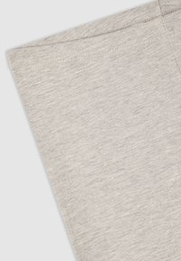 Campione di tessuto grigio chiaro con una superficie morbida e testurizzata. Presenta bordi lisci e un delicato motivo mélange, indicativo di uso per abbigliamento casual.