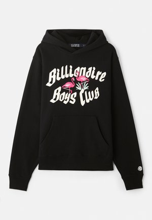 Svart hettegenser med frontlomme. Har hvit tekst "Billionaire Boys Club" og rosa flamingo-grafikk på brystet.