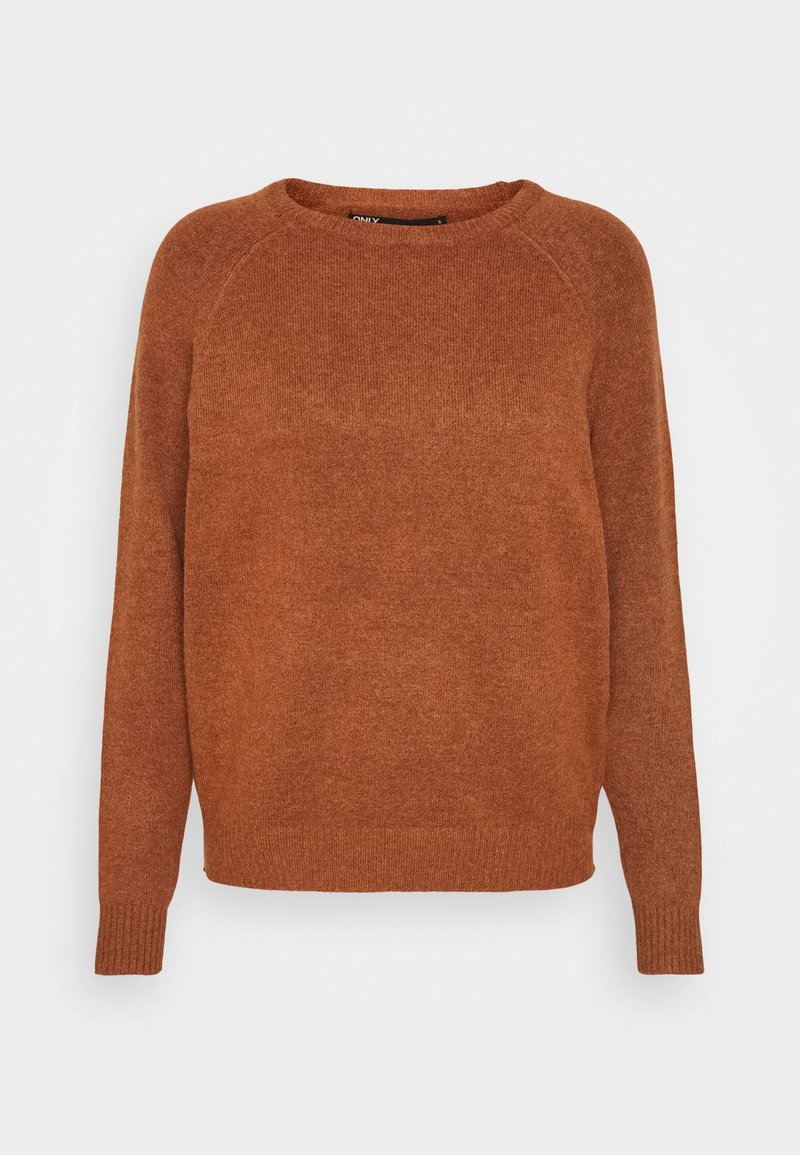 Pull en maille marron à manches longues avec col rond et poignets et ourlet côtelés, présenté sur un fond gris clair.