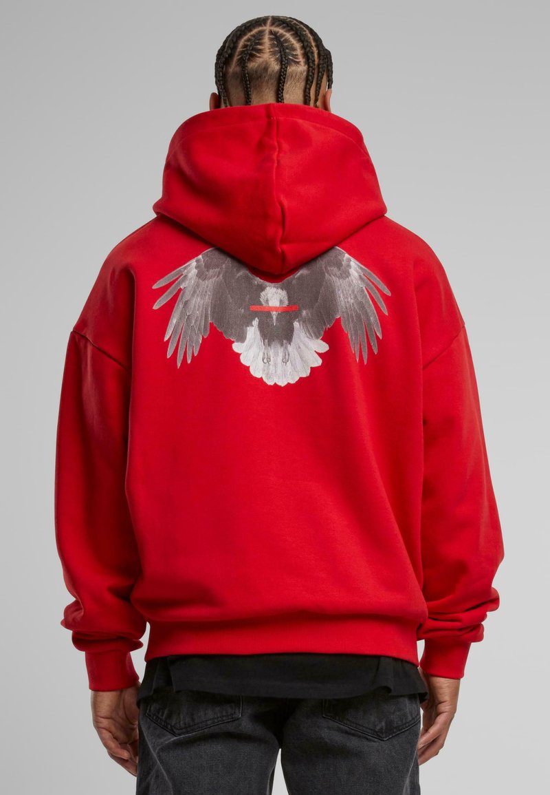 Felpa con cappuccio rossa caratterizzata da un grande grafiche delle ali di un'aquila sul retro. Realizzata in tessuto morbido con una vestibilità comoda e polsini a costine.