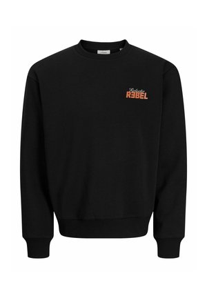 Juodas megztinis su apvalia iškirpte, su ribinėtomis rankogaliais ir apačia, viršutinėje kairėje krūtinės pusėje su mažais oranžiniais ir baltais užrašais „Eclectic REBEL“.