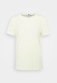 T-shirt di cotone giallo chiaro con maniche corte, colletto rotondo e taglio dritto. Texture liscia senza motivi o dettagli visibili.