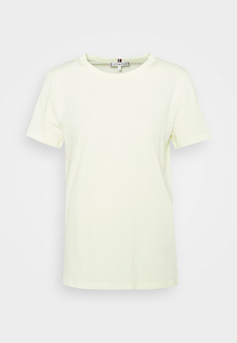 T-shirt di cotone giallo chiaro con maniche corte, colletto rotondo e taglio dritto. Texture liscia senza motivi o dettagli visibili.