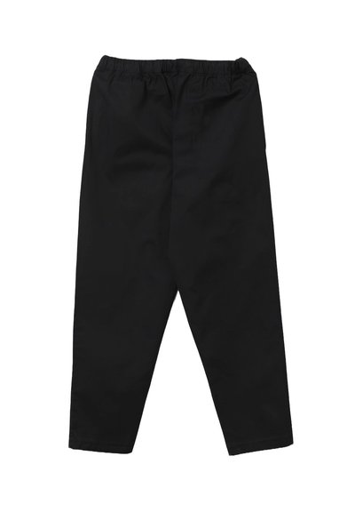 Pantaloni neri con elastico in vita, dalla vestibilità dritta, realizzati in un materiale leggero e liscio; senza motivi visibili o dettagli hardware.