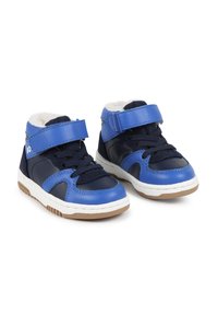 Baskets montantes bleu et marine avec une sangle Velcro, en cuir texturé, semelle en caoutchouc et doublure en polaire pour un confort et une chaleur supplémentaires.