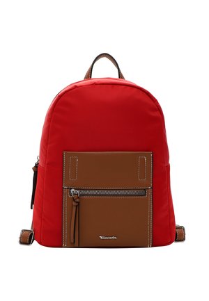 Rode rugzak van glad nylon met een leren voorvak in bruin. Voorzien van een rits, witte stiksels en een handvat aan de bovenkant.