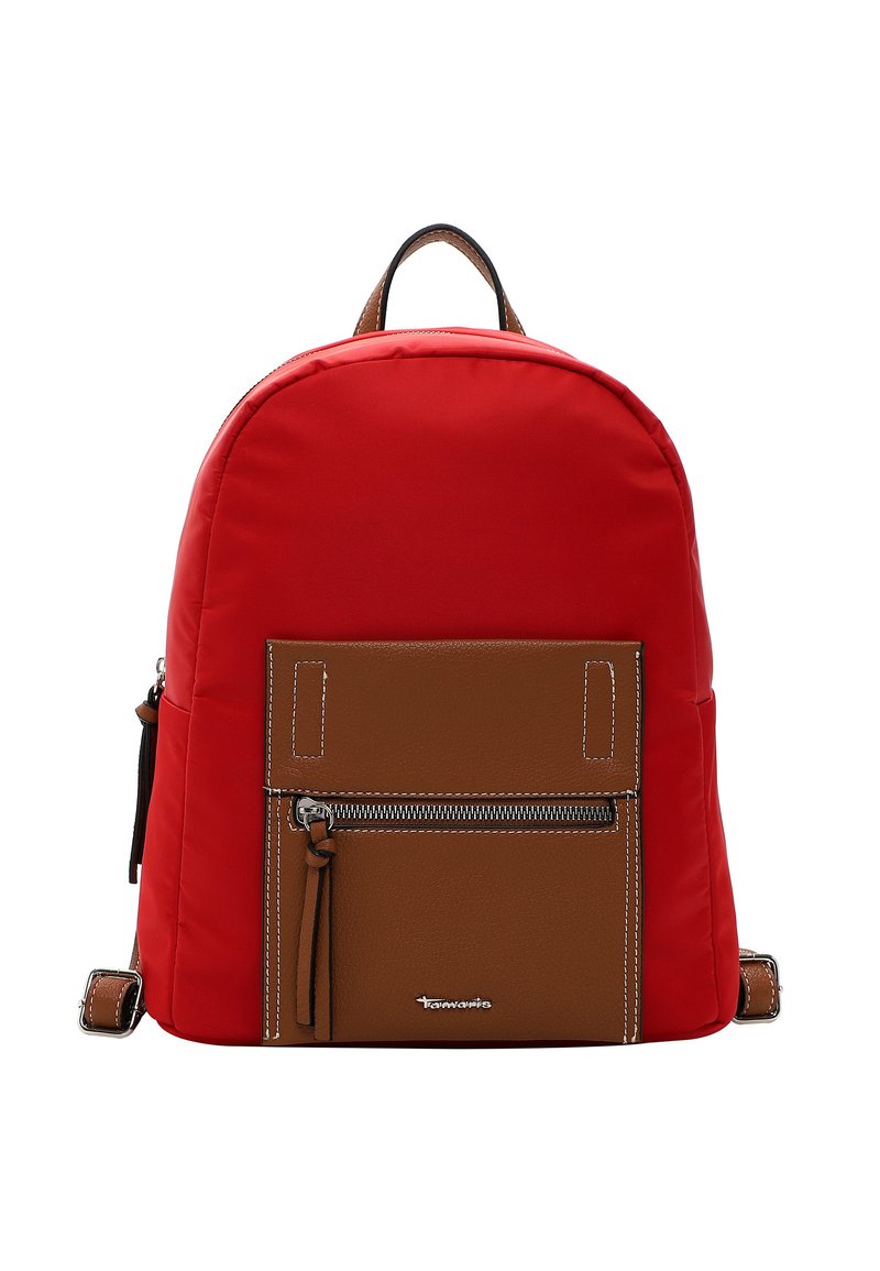 Sac à dos rouge en nylon lisse avec une poche avant en cuir brun. Il comprend une fermeture éclair, des coutures blanches et une poignée supérieure.