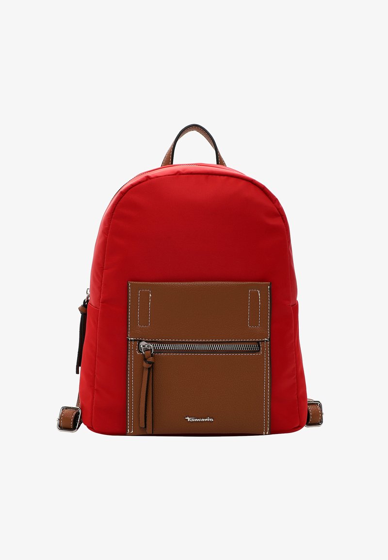 Sac à dos rouge en nylon lisse avec une poche avant en cuir brun. Il comprend une fermeture éclair, des coutures blanches et une poignée supérieure.