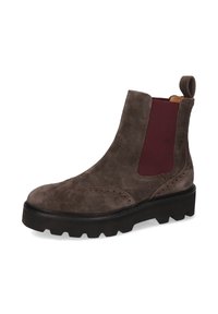 Bota Chelsea de gamuza marrón con panel lateral elástico burdeos, detalles de brogue, tirador en el talón y suela gruesa negra tipo lug.