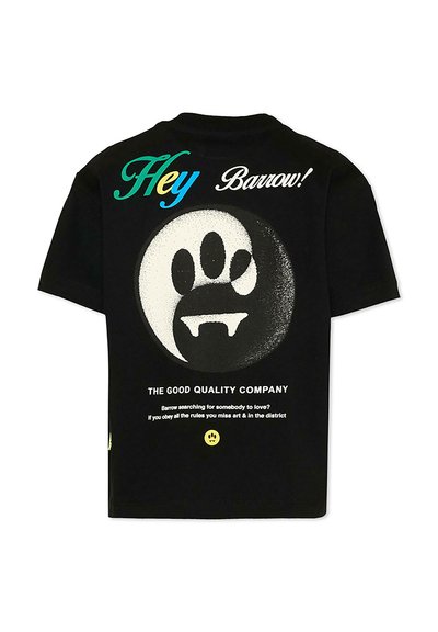 Camiseta negra con una gran huella de pata yin-yang, texto "¡Hola Barrow!" en verde y azul, texto más pequeño debajo y una pequeña carita sonriente amarilla.