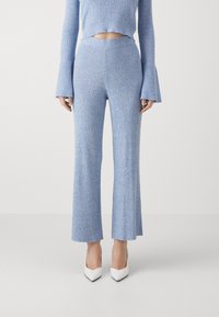 Lichtblauw gebreid twee-delig outfit met een cropped top met uitlopende mouwen en bijpassende hoge taille, uitlopende broek.