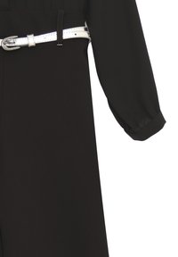 Abito nero con maniche lunghe, caratterizzato da una cintura bianca lucida in vita. Tessuto liscio, vestibilità sartoriale e dettagli di design a pieghe.