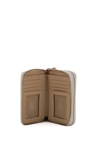 Portafoglio zip-around in pelle beige, dotato di numerosi scomparti per carte e due finestre trasparenti per documenti d'identità, con una texture liscia e un delicato dettaglio di cucitura.