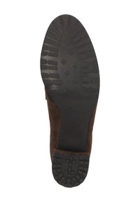 Chaussure en suede marron avec une semelle en caoutchouc noir texturé présentant un motif de crantage. Comprend un bout arrondi et un talon bas.