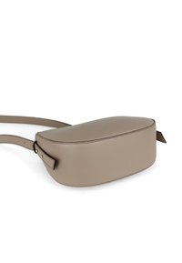 Beige læder crossbody taske med en rund form, flad bund og justerbar rem. Har dobbelt syning og hardware detaljer i guldtone.