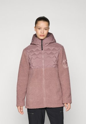 Polstret hettejakke i bløt mauve fleece, med quiltet kropp, glidelås foran og teksturerte ermer. Akkompagnert med en logo på armen.