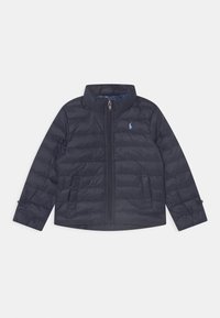 Mörkblå vadderad jacka med framdragkedja, ståkrage, sidofickor och ljusblå polo-spelare logotyp på bröstet.