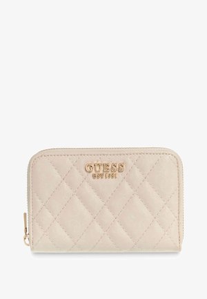 Portefeuille beige matelassé avec une texture brillante, une quincaillerie dorée et un logo embossé. Fermeture éclair et forme rectangulaire compacte.