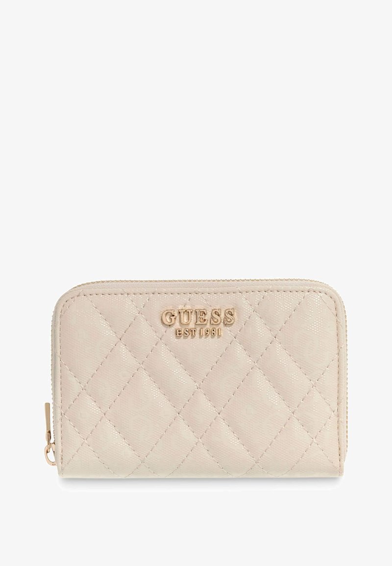 Portefeuille beige matelassé avec une texture brillante, une quincaillerie dorée et un logo embossé. Fermeture éclair et forme rectangulaire compacte.
