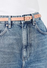 Next SKINNY PATENT - Remen - nude