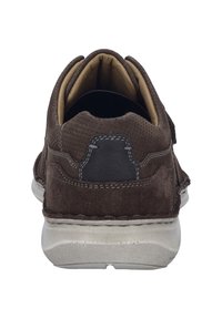 Brown suede and mesh sneaker with a padded collar, rear accent in dark leather, and a white rubber sole. Features contrast stitching.