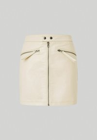 Minifalda de imitación cuero color crema con cremallera frontal, dos bolsillos con cremallera en ángulo y cierre de botón a presión en la cintura.