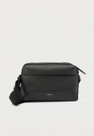 Mala tiracolo em pele preta texturada com alça ajustável e logótipo dourado da Lancel Paris no bolso frontal.