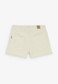 Pantalones cortos de mezclilla color crema con dobladillo deshilachado, dos bolsillos traseros y una pequeña etiqueta de la marca en la cinturilla. Diseño simple y de corte recto.