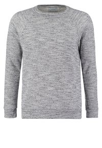 Suéter gris con un acabado texturizado, que presenta mangas raglán, un cuello redondo y un corte ligeramente relajado.