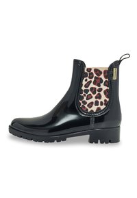Bottines Chelsea noires étanches avec une finition brillante, présentant un panneau latéral élastique à imprimé léopard, une semelle en caoutchouc texturée et une languette.