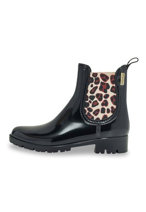 Zwarte waterdichte Chelsea boots met een glanzende afwerking, voorzien van een elastische zijkant met luipaardprint, een gestructureerde rubberen zool en een treklip.