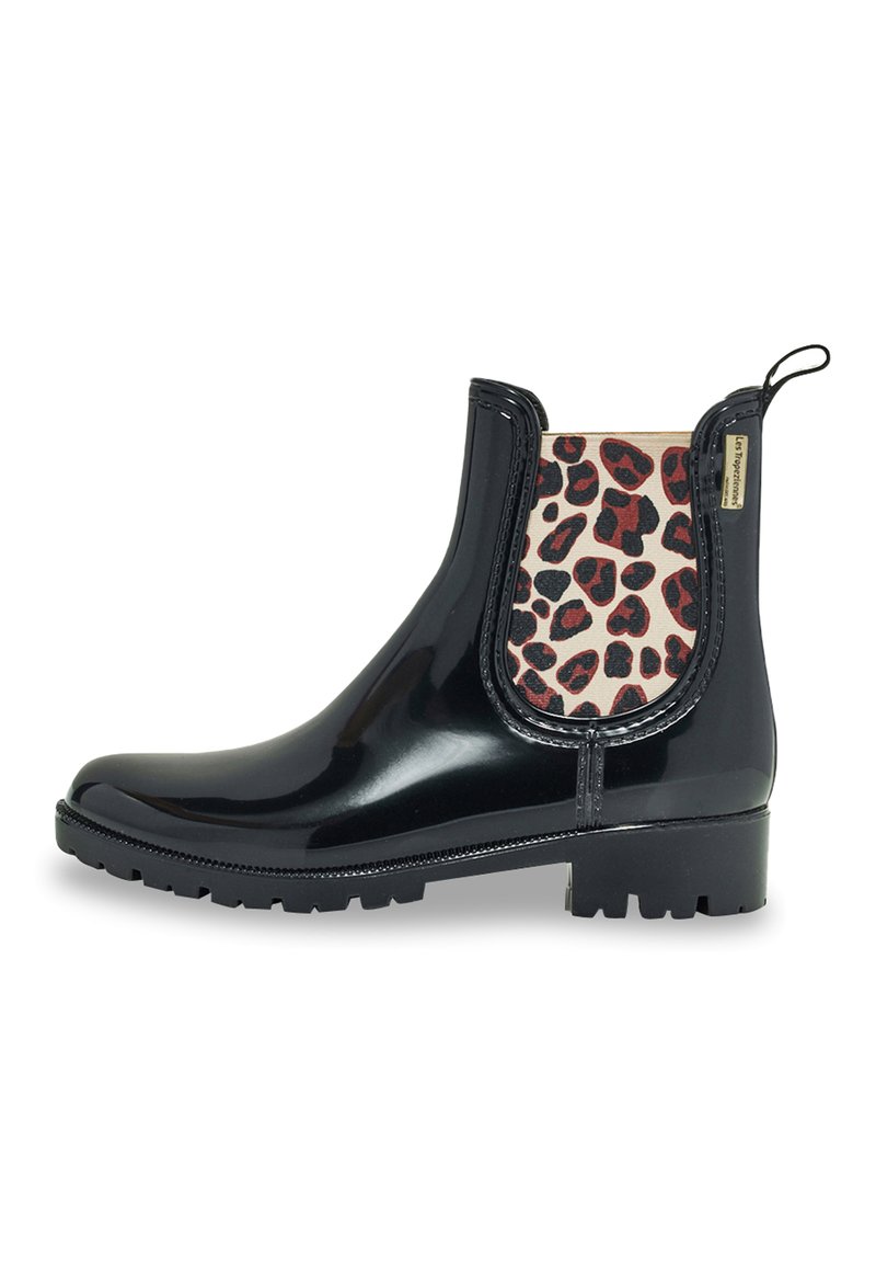 Bottines Chelsea noires étanches avec une finition brillante, présentant un panneau latéral élastique à imprimé léopard, une semelle en caoutchouc texturée et une languette.