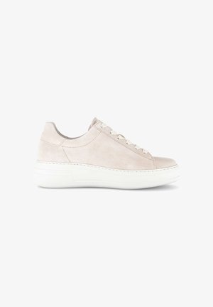 Beige suède lage sneaker met witte veters en dikke witte zool, weergegeven vanaf de buitenkant op een witte achtergrond.