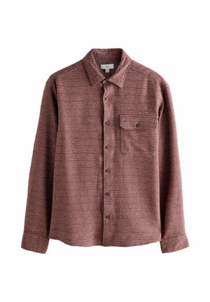 Pánska košeľa s dlhým rukávom na gombíky z textúrovanej bordovej látky s náprsníkom a klasickým golierom na bielom pozadí.