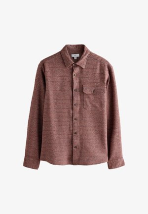 Miestenská košeľa s dlhým rukávom, zapínaná na gombíky, vyrobená z texturovanej vínovej tkaniny, s náprsného vreckom a tradičným golierom, na bielom pozadí.