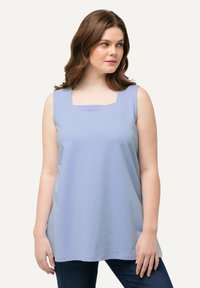 Lichtblauwe mouwloze top met een vierkante halslijn, gemaakt van zachte stof. Heeft een losse pasvorm met een rechte zoom.