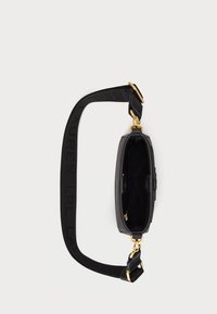 Melnas ādas rokassoma ar elegantu taisnstūra dizainu. Iespējas teksturēta siksna, zelta detaļas un atvērta iekšpuse bez redzamām kabatām.