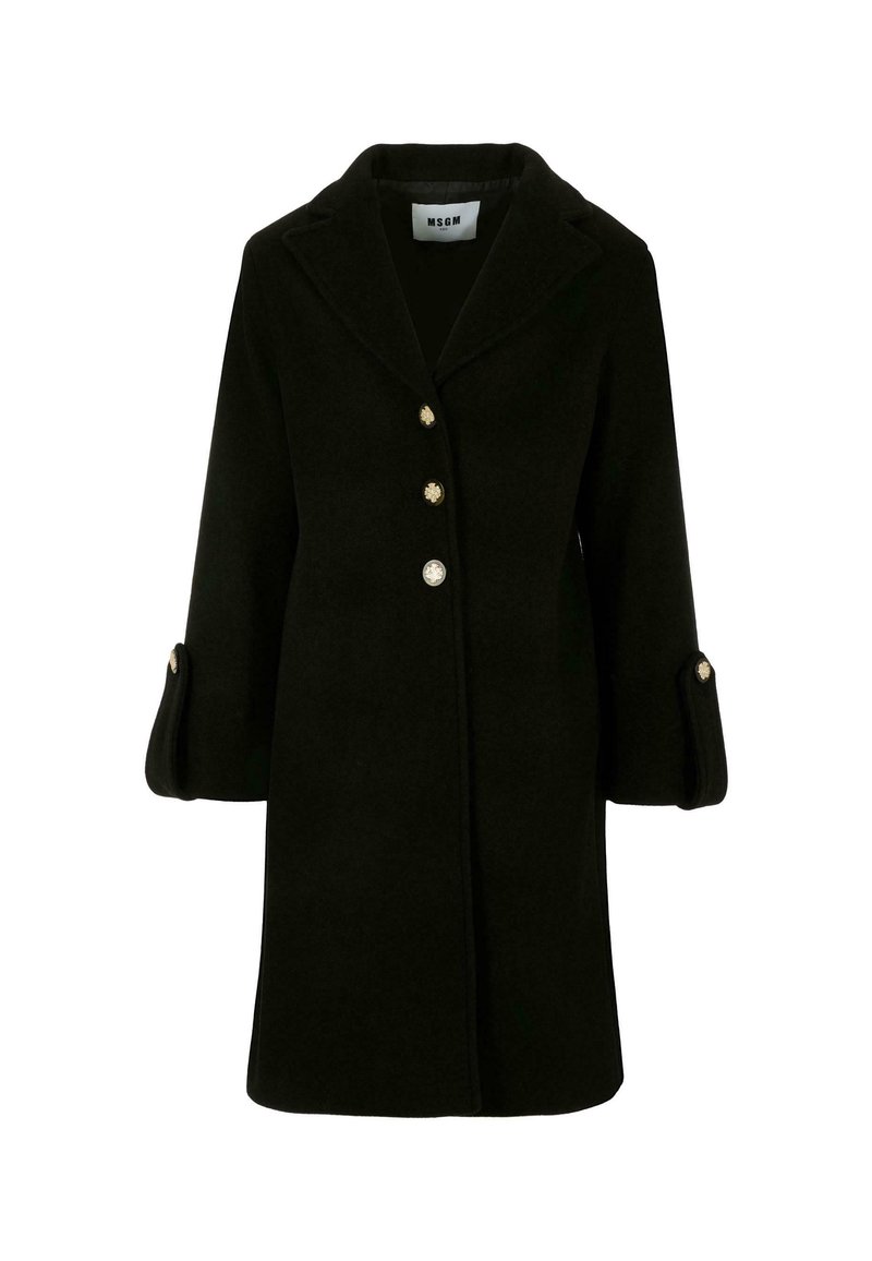 Cappotto nero in lana con colletto a rovescio, tre bottoni decorativi e maniche a tre quarti con dettagli a bottone.