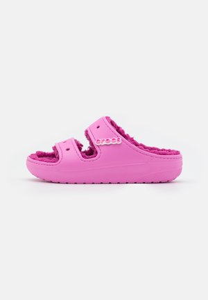 Roze Crocs slide sandalen met een textuur met fuzzy voering, twee verstelbare riemen met ronde uitsparingen, en een lichtgewicht schuimzool.