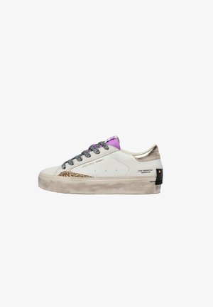 Sneaker bianca bassa con dettagli in glitter dorati, lacci bicolore nero e bianco, linguetta viola, suola beige e talloncino metallico dorato.