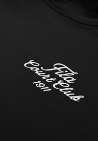 Zwarte stof met witte geborduurde tekst "Filla Court Club 1911" in cursief schrift.