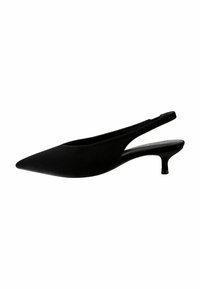 Pantofii slingback negri cu vârful ascuțit, partea superioară din material moale și toc mic. Textură netedă, cu o siluetă elegantă și detalii minime.