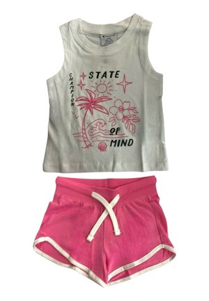 Top bianco senza maniche con design a tema spiaggia rosa e testo "STATE OF MIND", abbinato a pantaloncini rosa con coulisse e rifiniture bianche.