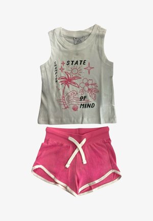 Top bianco senza maniche con design a tema spiaggia rosa e testo "STATE OF MIND", abbinato a pantaloncini rosa con coulisse e rifiniture bianche.