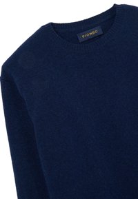 Maglione in lana blu navy con scollo rotondo e polsini a coste. Presenta una piccola etichetta con il nome del marchio "PIOMBO" in lettere dorate.