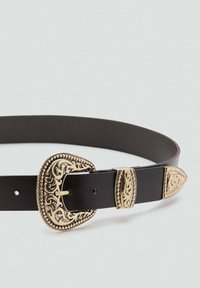 Ceinture en cuir noir avec une boucle en métal doré ornée de motifs floraux complexes et d'une pointe, accentuée par des détails décoratifs.