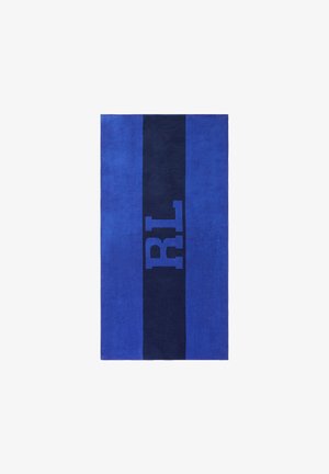 Serviette bleue avec une rayure verticale bleu foncé, embossée avec "RL" en lettres majuscules. Fabriquée en tissu doux et absorbant.